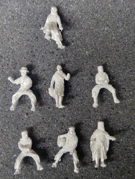 Valdemar-Miniatures: VM029 Medieval mounted Knights resting 1:72