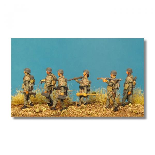 Germania Figuren 1:72: GF WW2-041 Ardennes 1944 - German grenadiers with strip of canvas